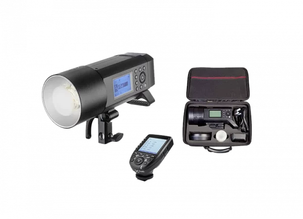 Kit de flash professionnel AD 400 Pro comprenant un flash cylindrique noir avec écran LCD et boutons de contrôle, une télécommande sans fil et un étui de transport avec compartiments pour accessoires