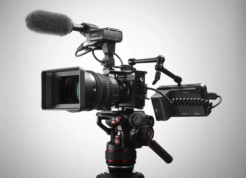 Setup de caméra Sony pour cinéma avec micro, écran externe, et stabilisateur