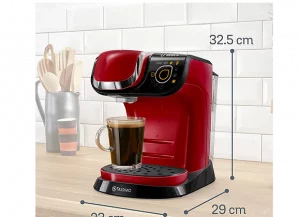 Machine à café Tassimo sur un plan de travail de cuisine, avec des dimensions visibles pour la hauteur, la largeur et la profondeur, sur un fond de cuisine flouté