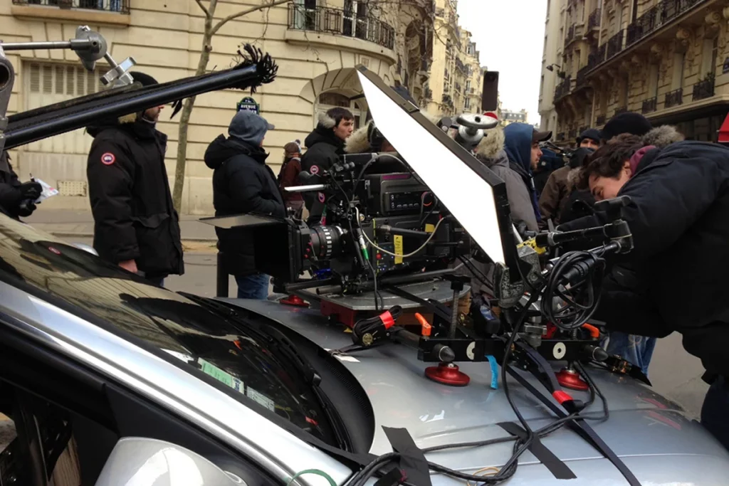 Équipe de tournage utilisant le panneau LED DMG SL1 MIX sur le plateau en extérieur en ville