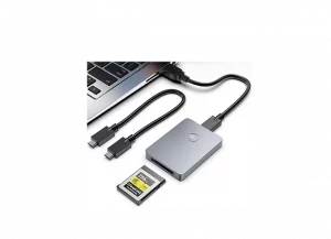 Lecteur de carte CF express Type B connecté à un ordinateur portable via un câble USB-C, avec une carte mémoire CF express à côté, le tout présenté sur un bureau avec un fond flouté