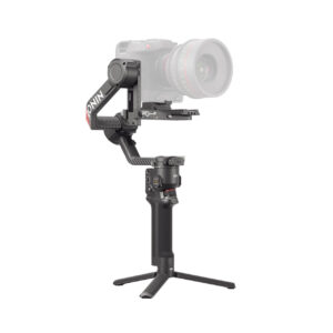 DJI Ronin RS4 Pro sur fond neutre, mettant en valeur son design compact, sa plaque de caméra innovante et ses commandes intuitives pour une stabilisation fluide.